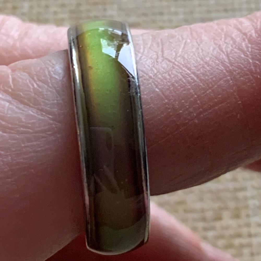 70’ Classic Mood Ring with Color-Changing Stone